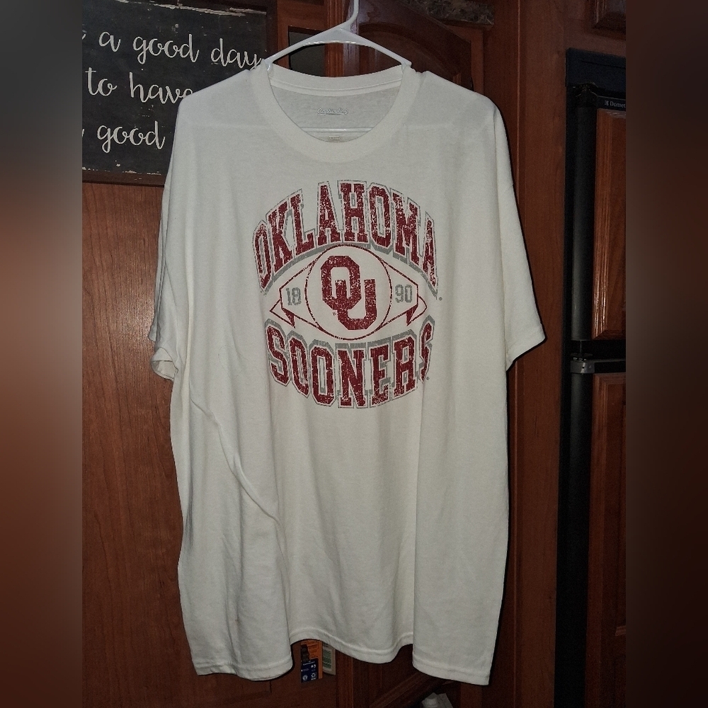 Captivating Oklahoma Sooners White T-Shirt In A Mens Size XL. NWT.